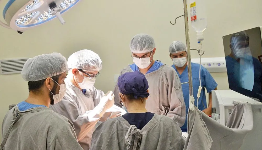 Cirurgia bariátrica é realizada por videolaparoscopia, técnica minimamente invasiva feita por pequenas incisões no abdômen, por onde são inseridos câmera e instrumentos cirúrgicos (Foto: Luciana Barros)